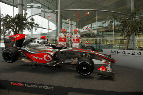 Heikki Kovalainen og Lewis Hamilton bagved den nye McLaren-Mercedes MP4-24